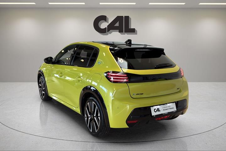 Gul Peugeot e-208 fra 2025
