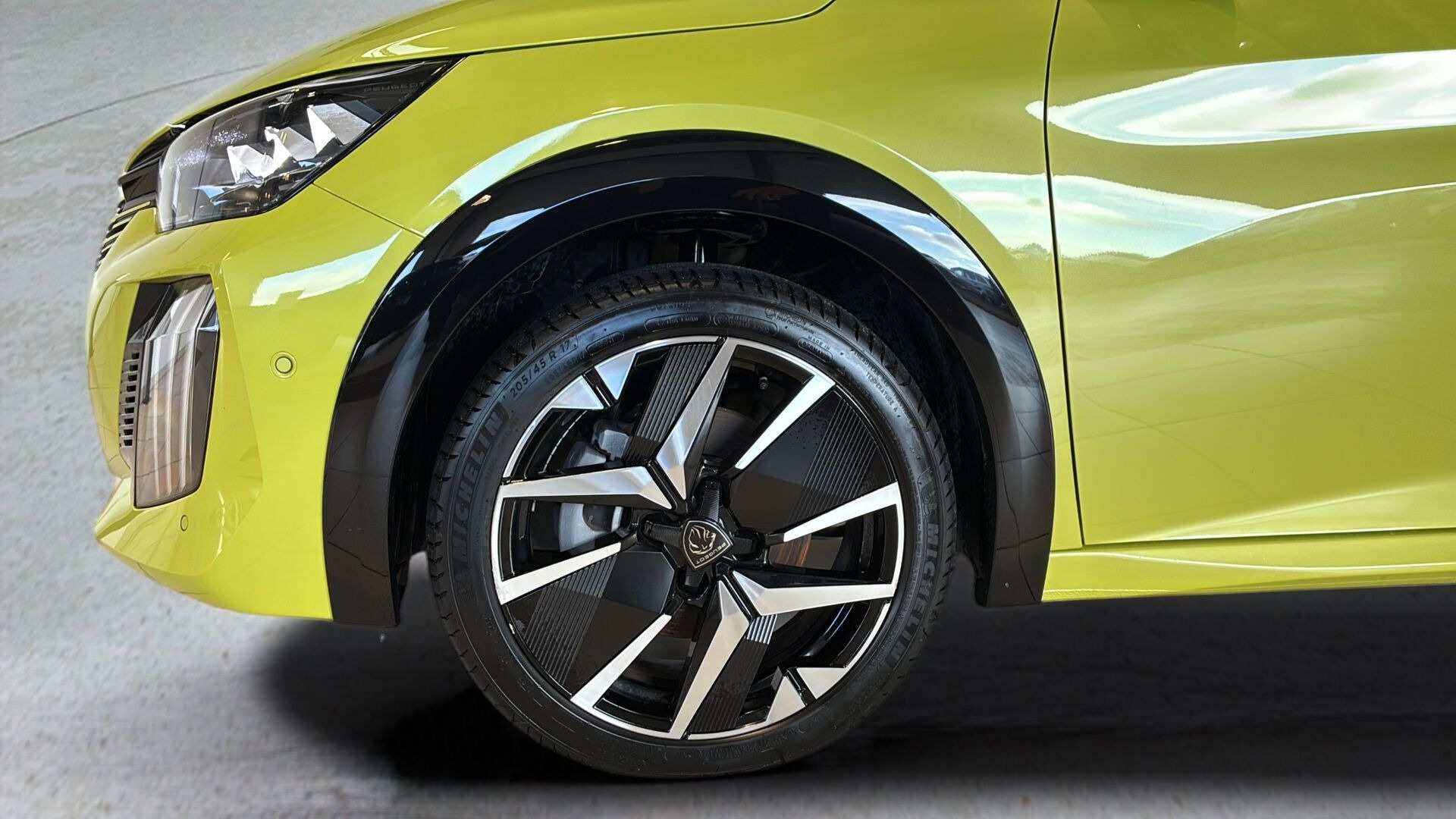 Gul Peugeot e-208 fra 2025