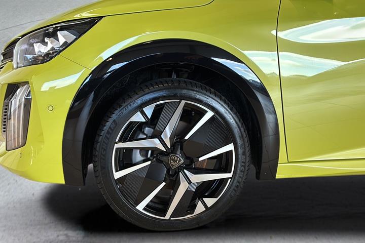 Gul Peugeot e-208 fra 2025