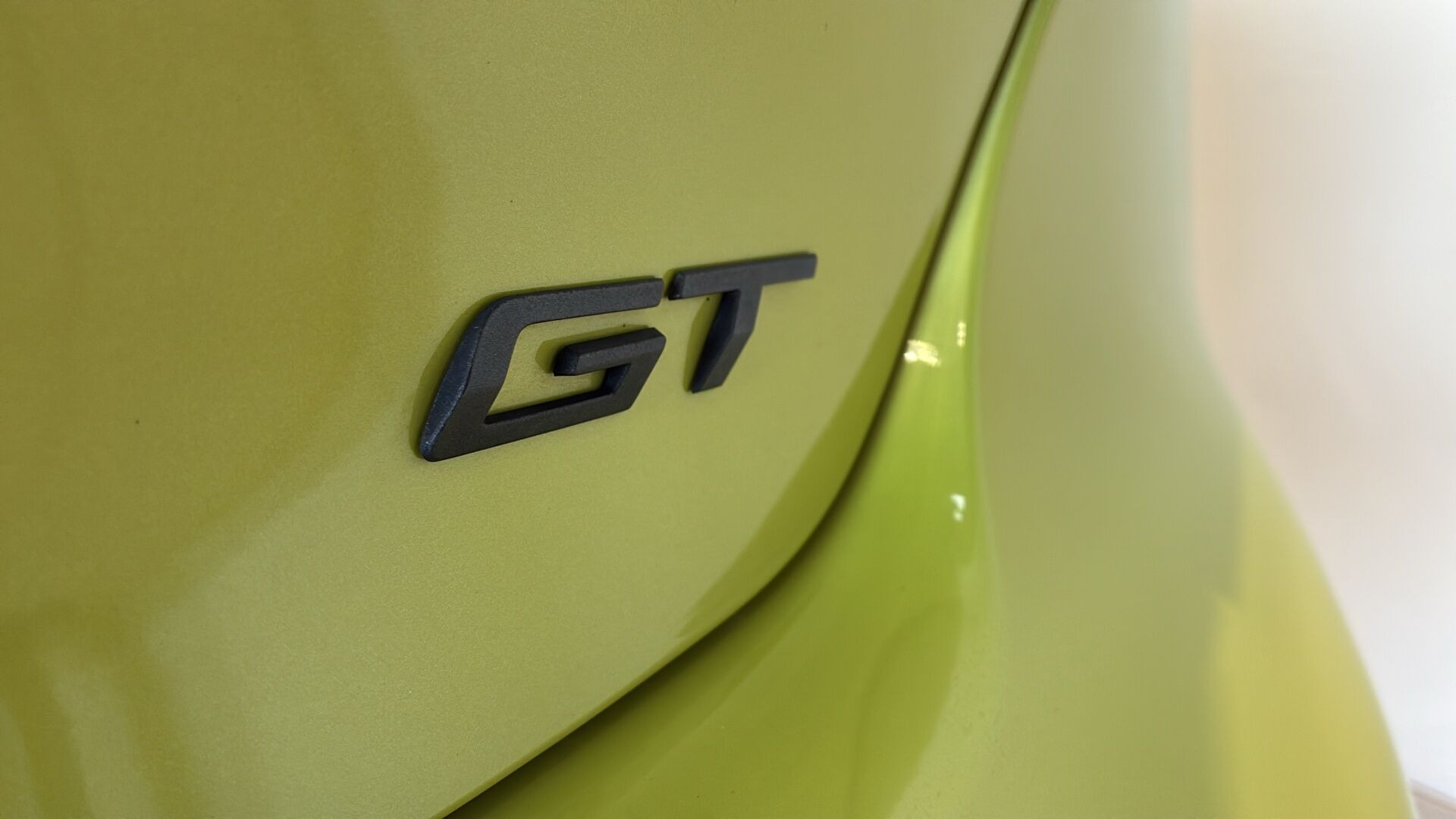 Gul Peugeot e-208 fra 2025