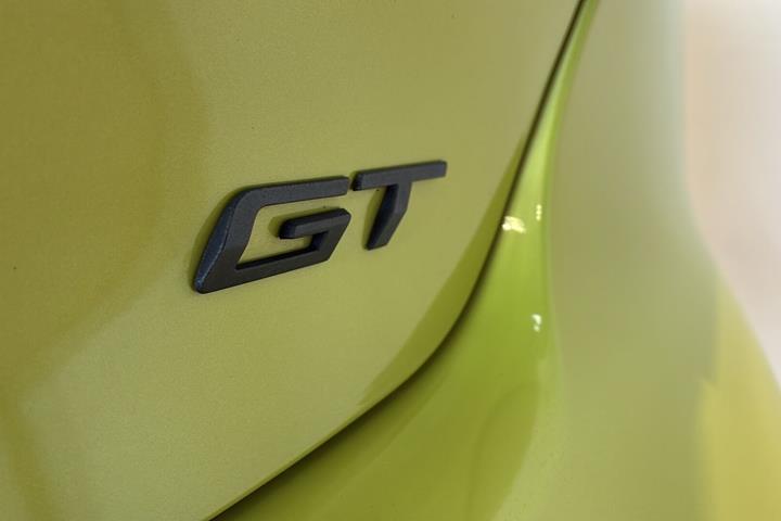 Gul Peugeot e-208 fra 2025
