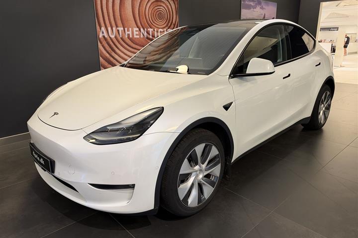 Hvid Tesla Model Y fra 2022