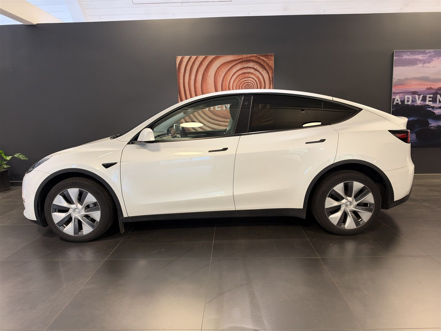 Hvid Tesla Model Y fra 2022