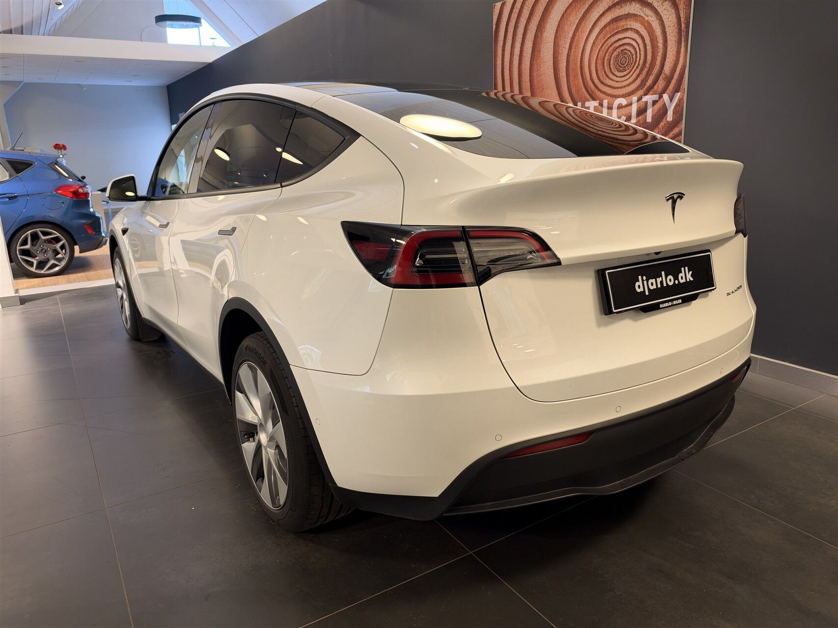 Hvid Tesla Model Y fra 2022