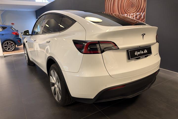 Hvid Tesla Model Y fra 2022