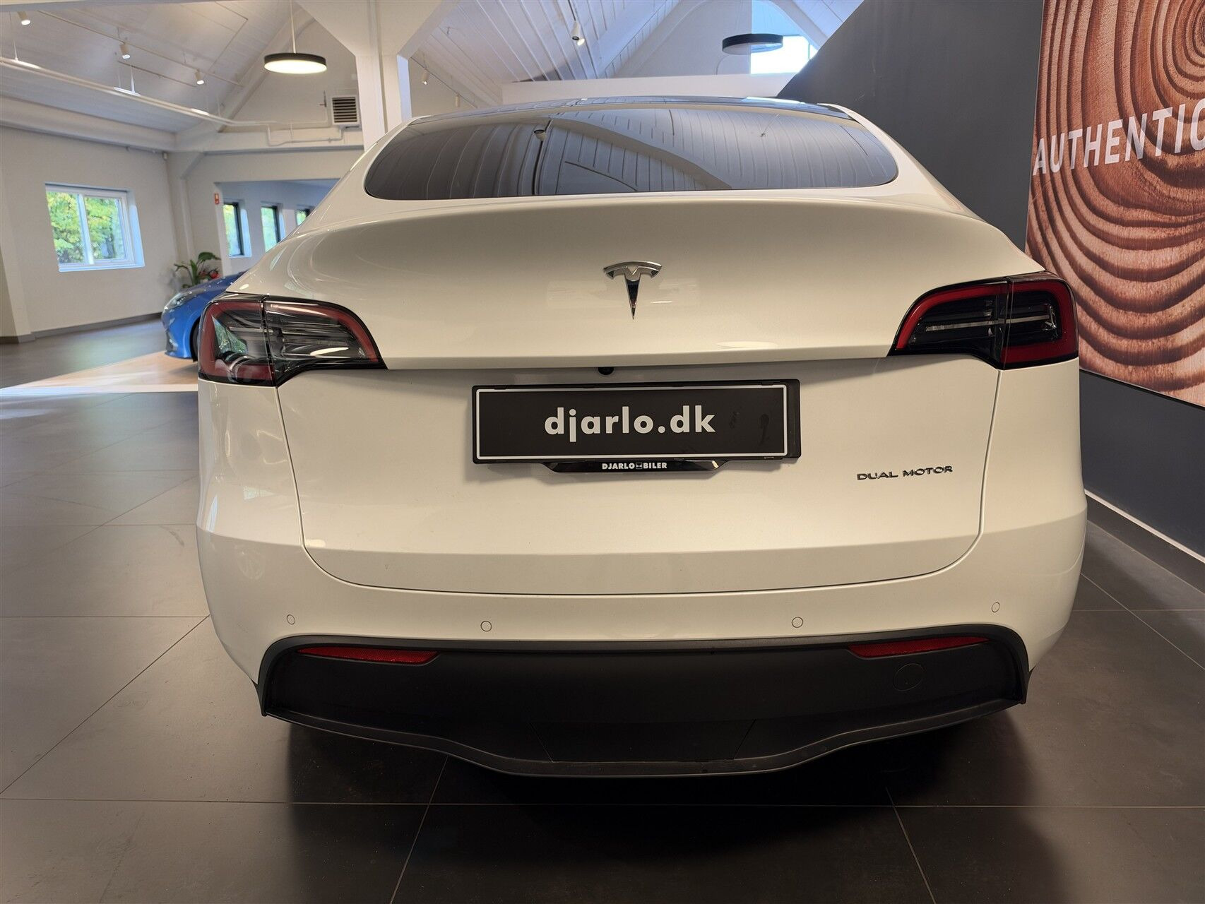 Hvid Tesla Model Y fra 2022