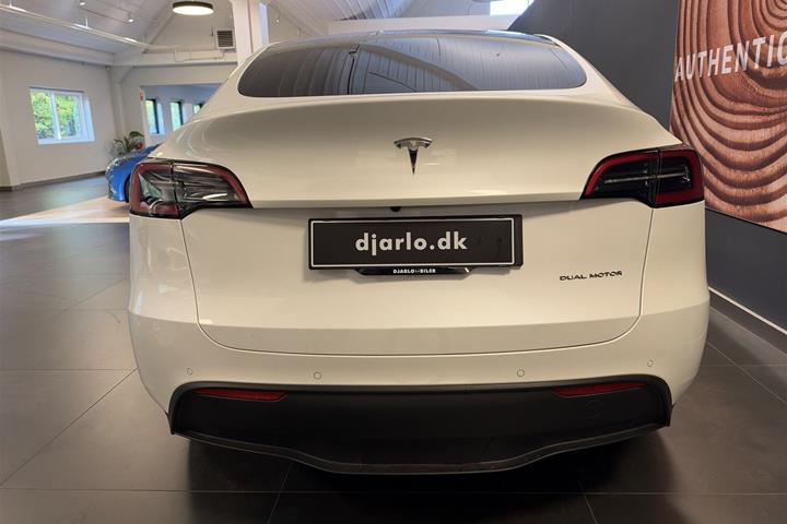 Hvid Tesla Model Y fra 2022