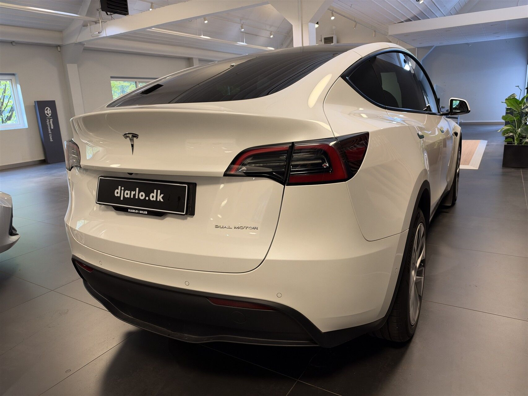 Hvid Tesla Model Y fra 2022
