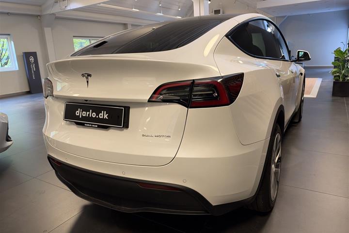 Hvid Tesla Model Y fra 2022