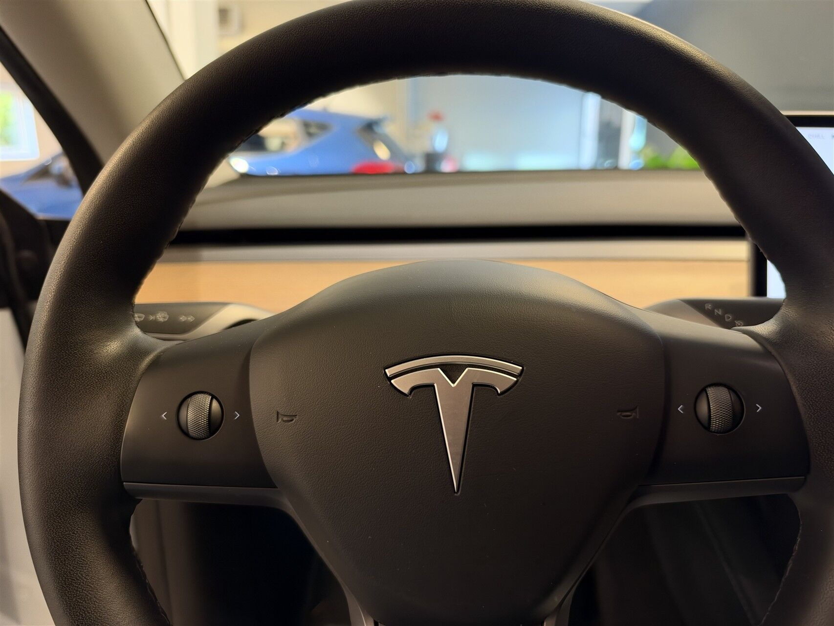 Hvid Tesla Model Y fra 2022