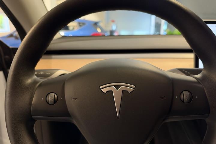 Hvid Tesla Model Y fra 2022
