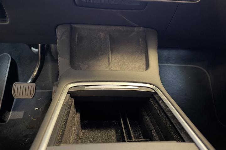 Hvid Tesla Model Y fra 2022