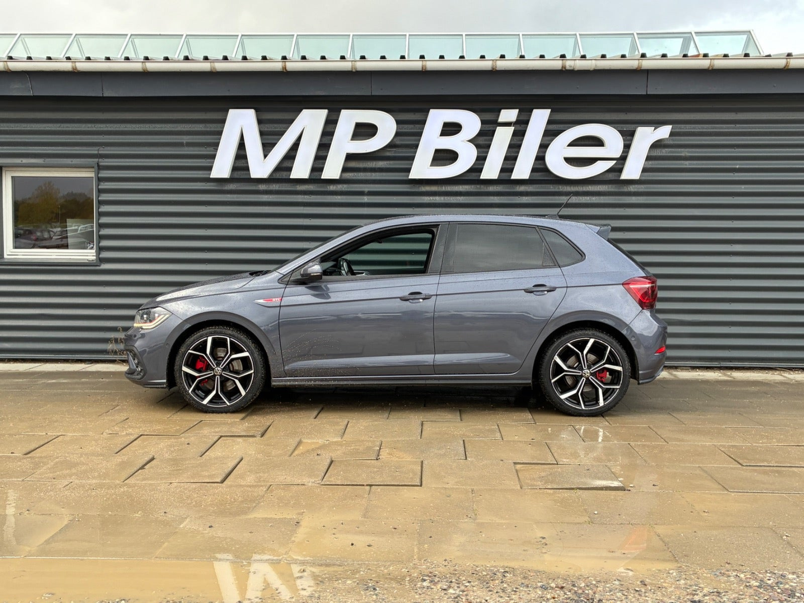 Grå VW Polo fra 2023