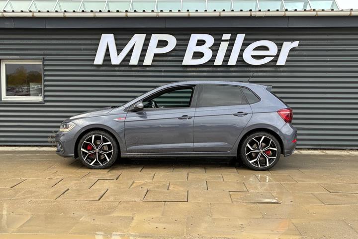 Grå VW Polo fra 2023