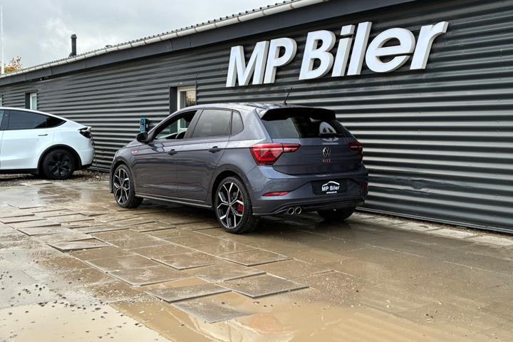 Grå VW Polo fra 2023