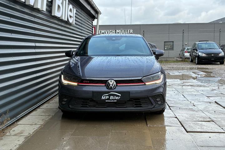 Grå VW Polo fra 2023