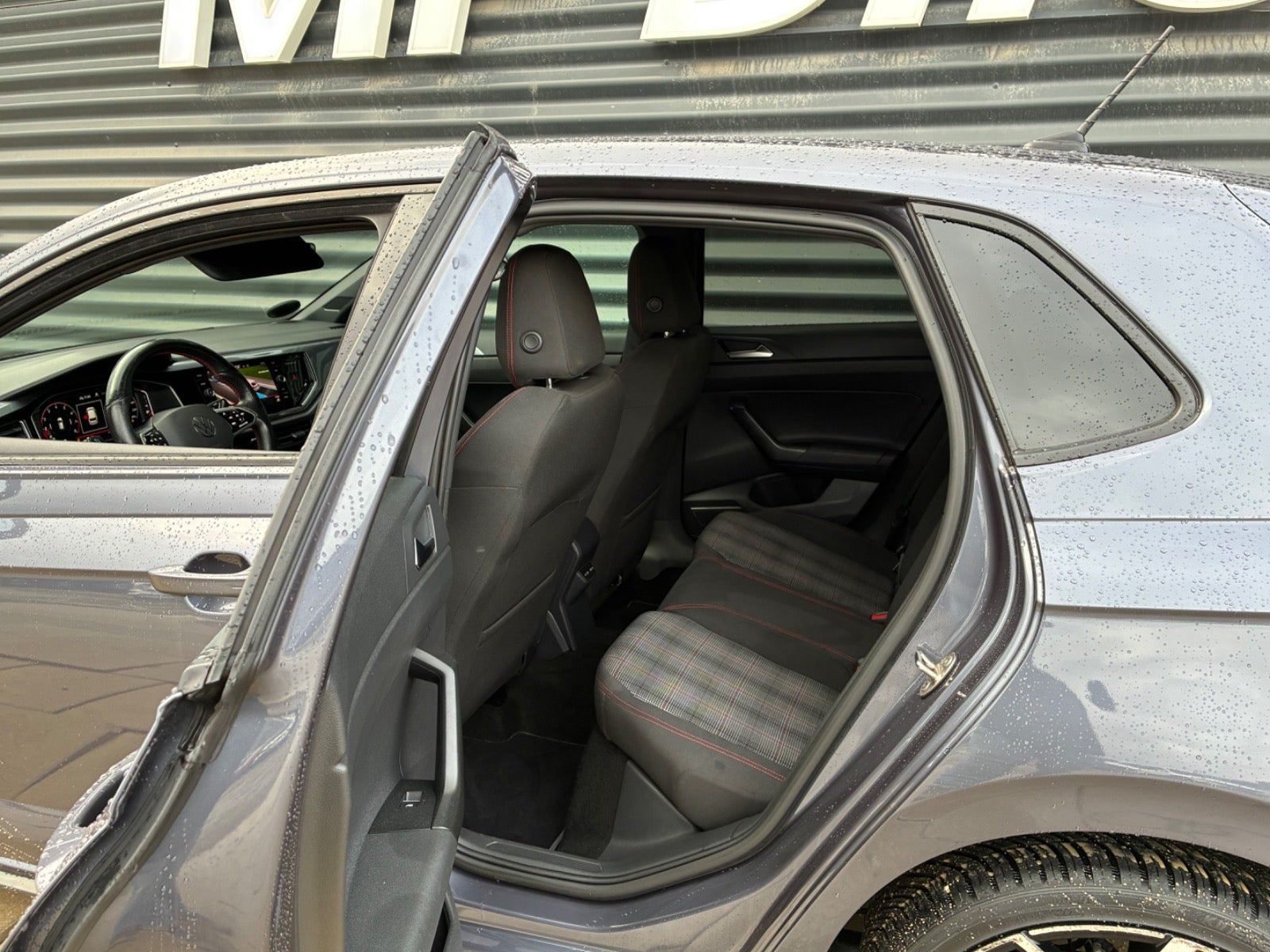 Grå VW Polo fra 2023