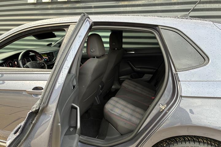 Grå VW Polo fra 2023