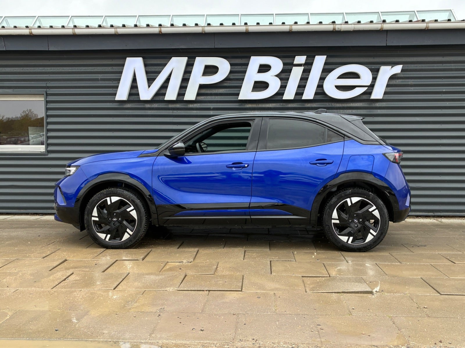 Blå Opel Mokka-e fra 2025