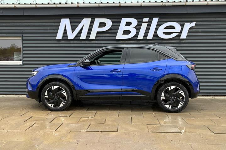 Blå Opel Mokka-e fra 2025