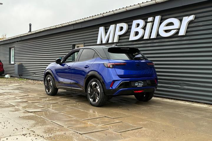 Blå Opel Mokka-e fra 2025
