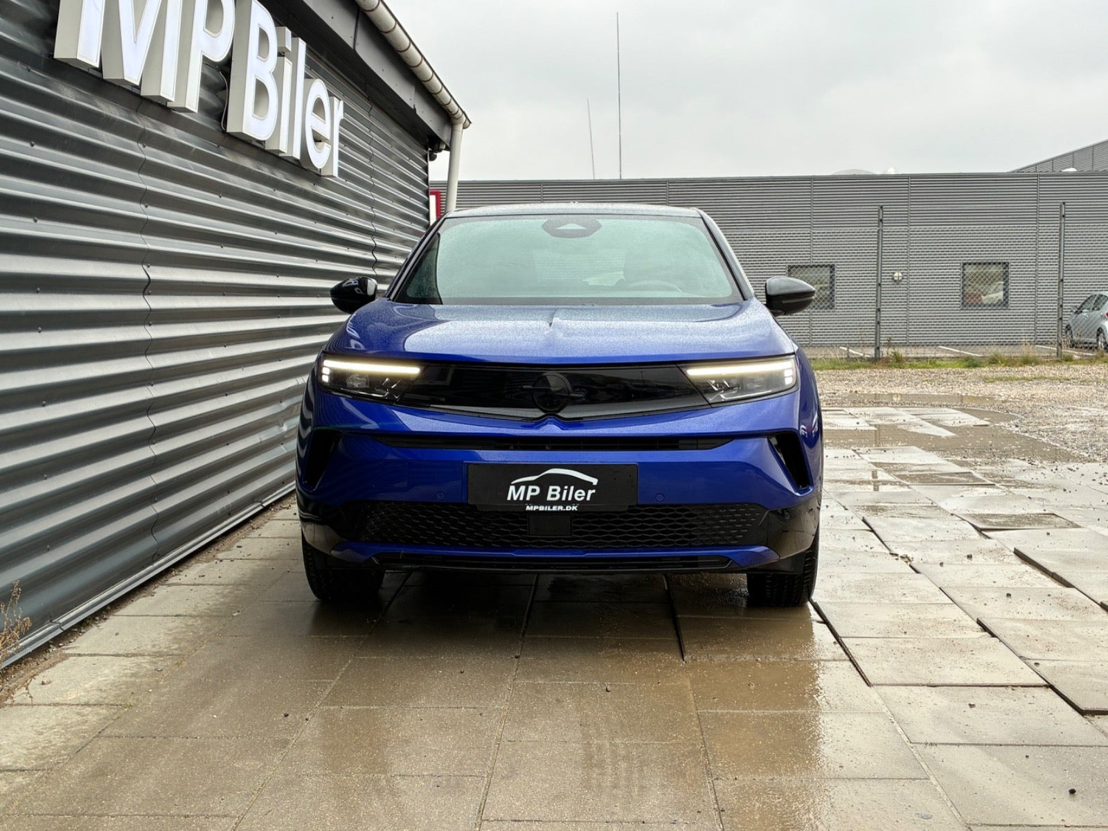 Blå Opel Mokka-e fra 2025