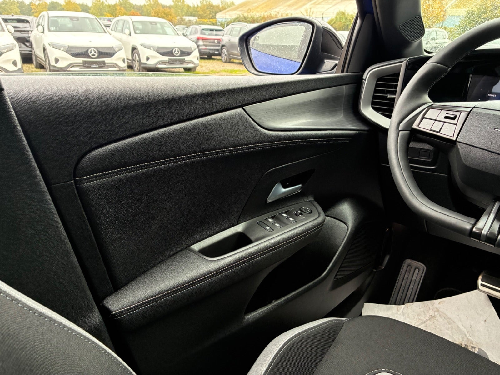 Blå Opel Mokka-e fra 2025