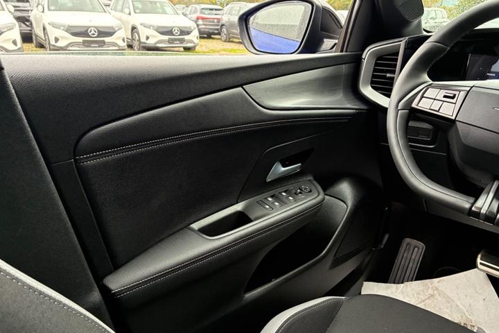 Blå Opel Mokka-e fra 2025