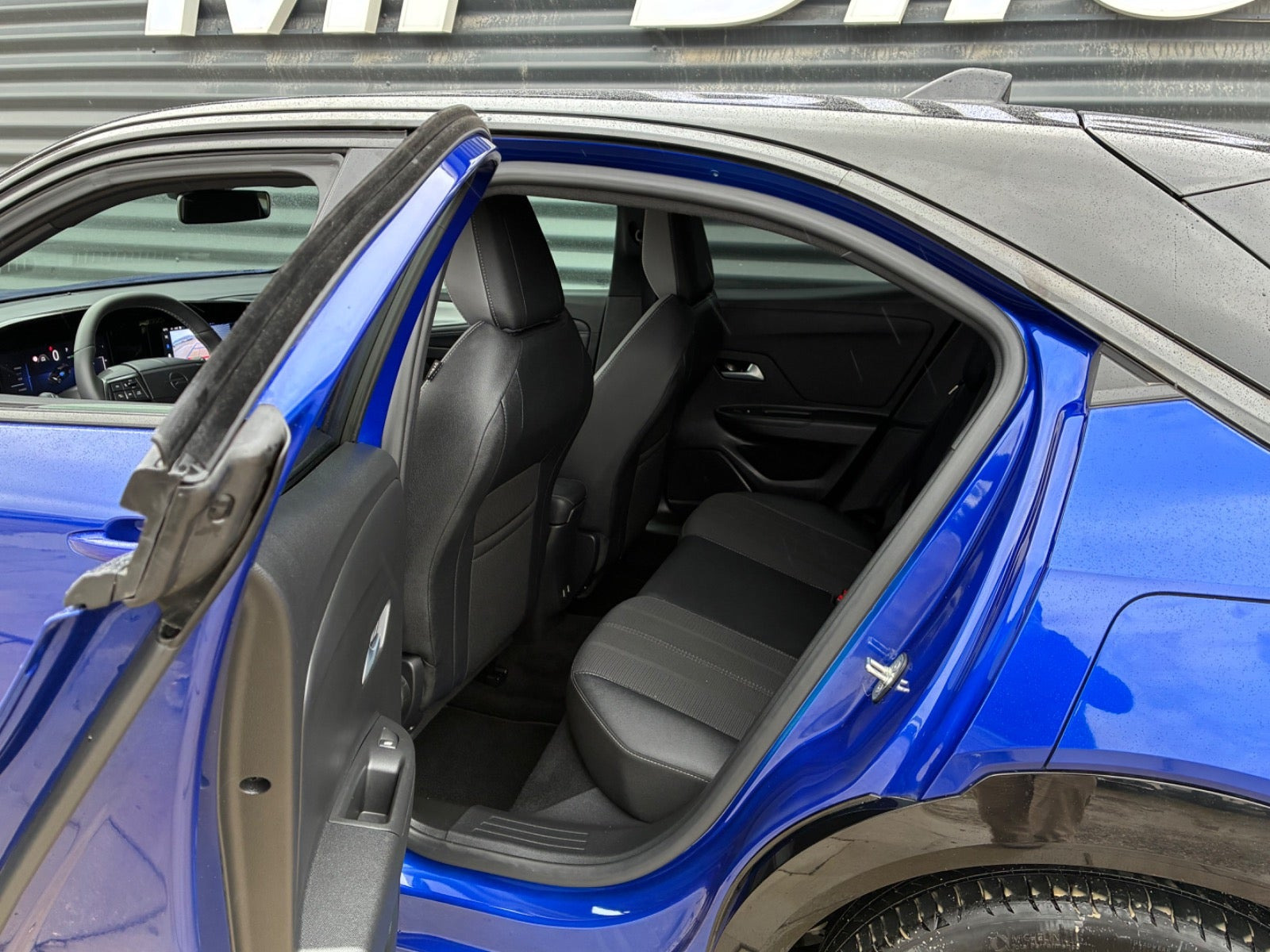Blå Opel Mokka-e fra 2025