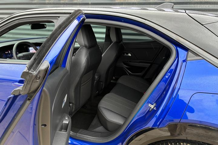 Blå Opel Mokka-e fra 2025