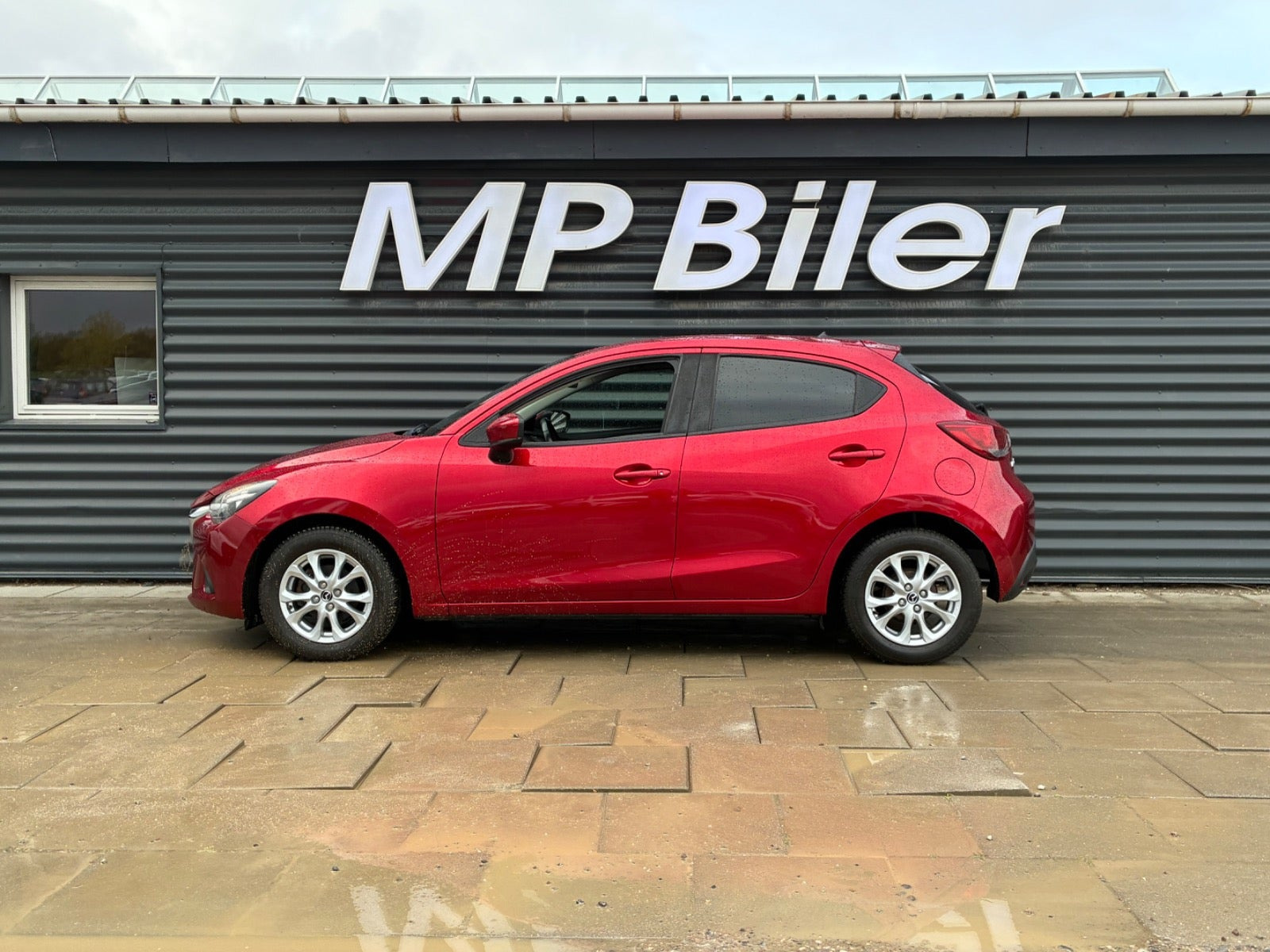Rød Mazda 2 fra 2018