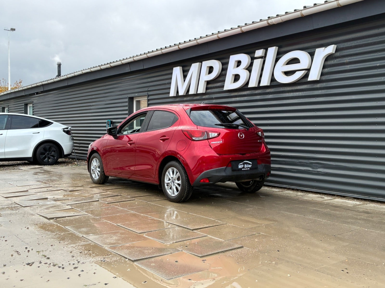 Rød Mazda 2 fra 2018