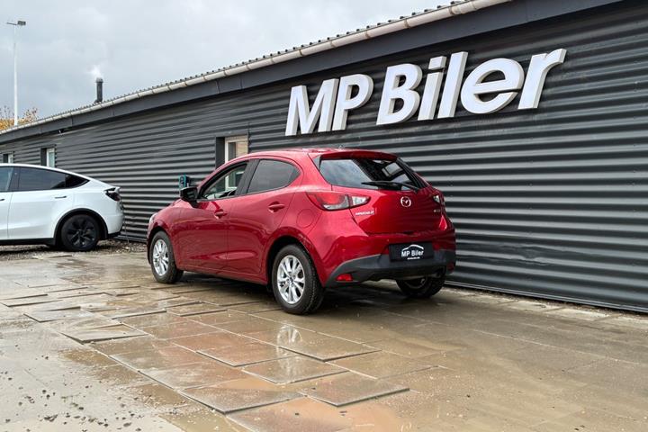Rød Mazda 2 fra 2018