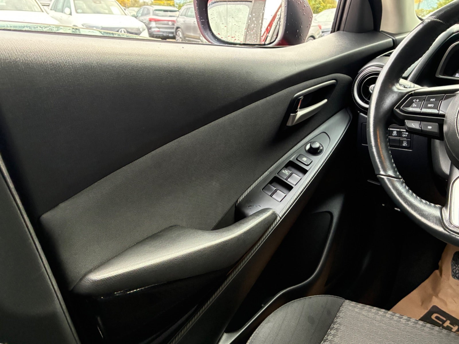 Rød Mazda 2 fra 2018