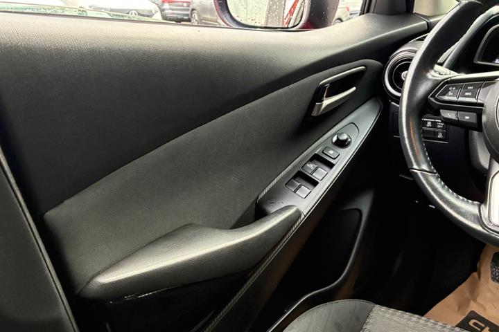 Rød Mazda 2 fra 2018
