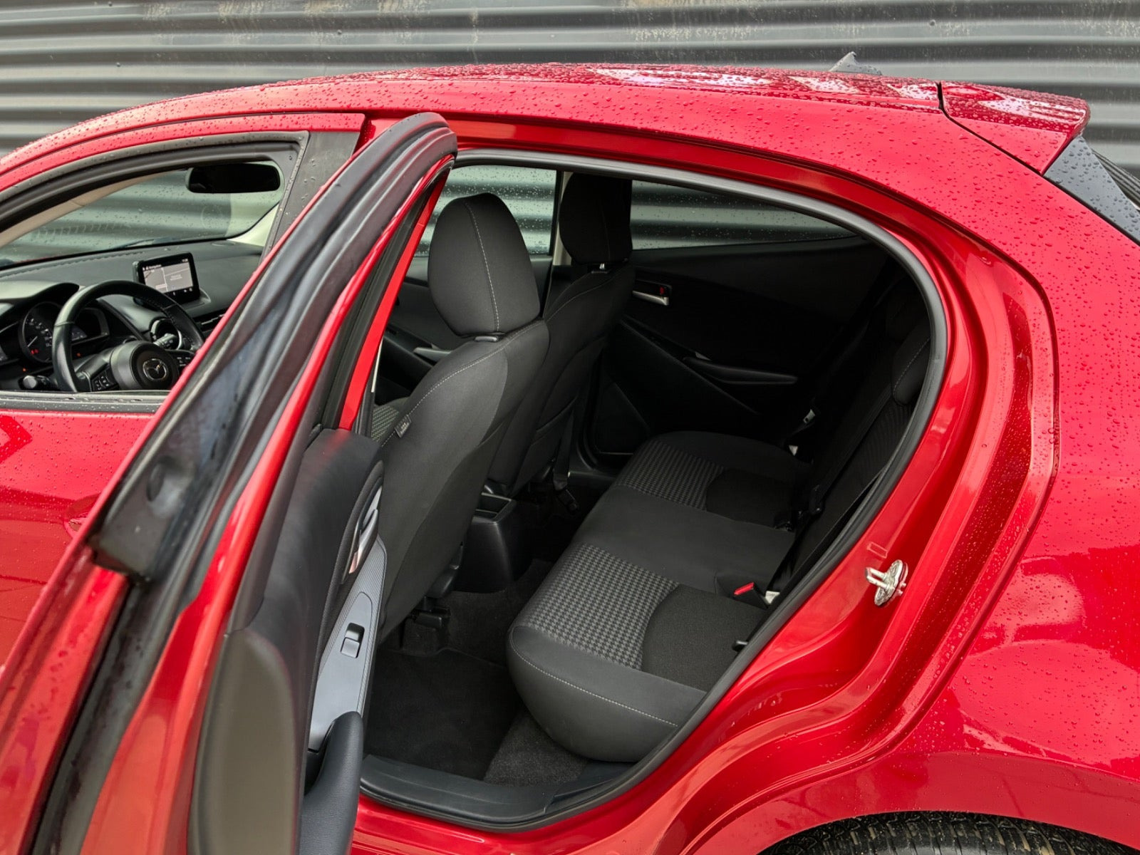 Rød Mazda 2 fra 2018