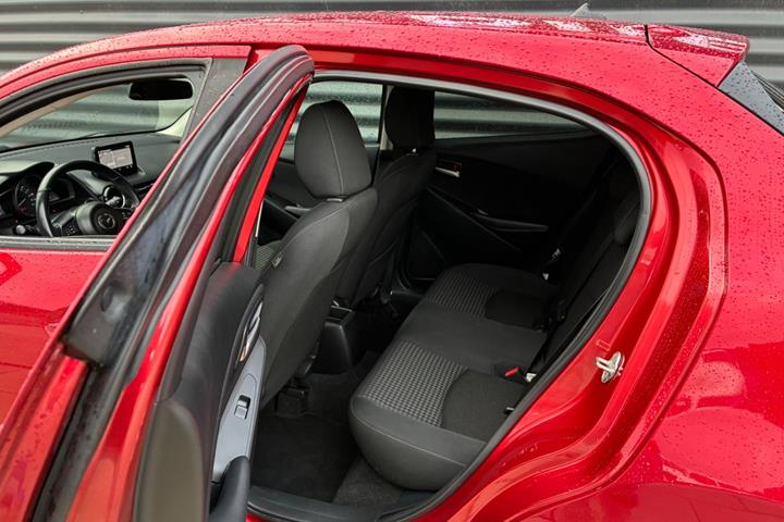 Rød Mazda 2 fra 2018