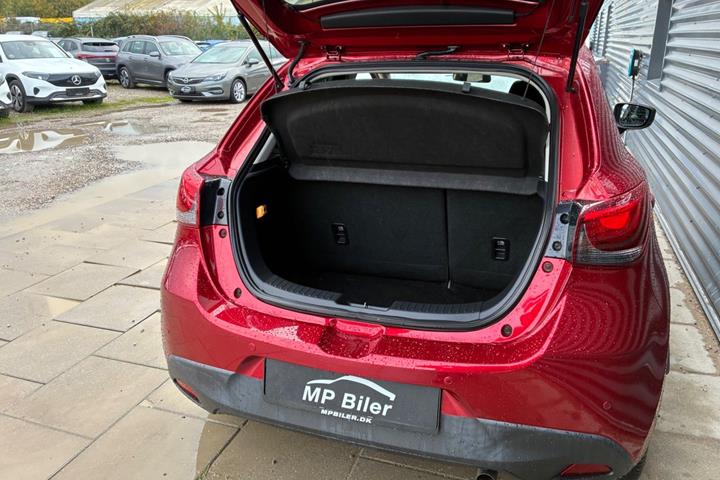 Rød Mazda 2 fra 2018