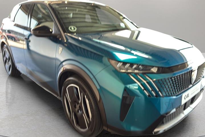 Blå Peugeot e-3008 fra 2024