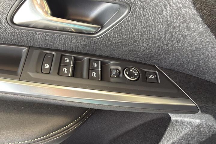 Blå Peugeot e-3008 fra 2024