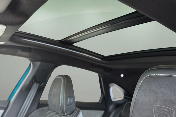 Blå Peugeot e-3008 fra 2024