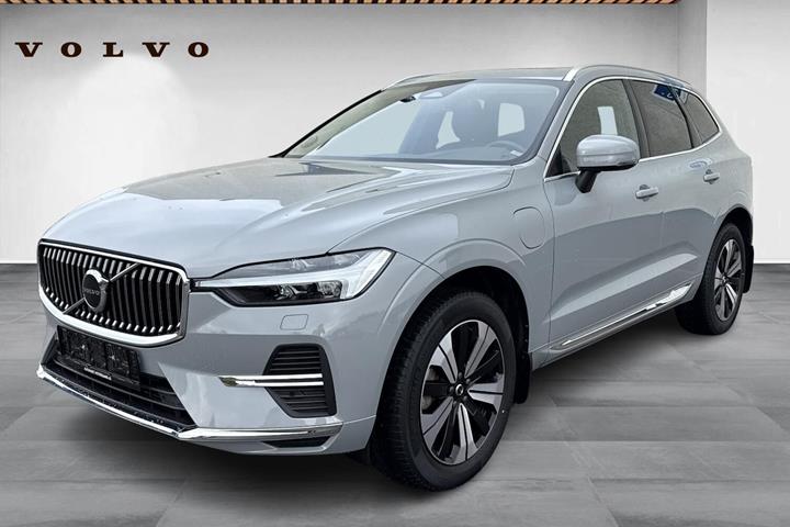 Grå Volvo XC60 fra 2024 set udefra