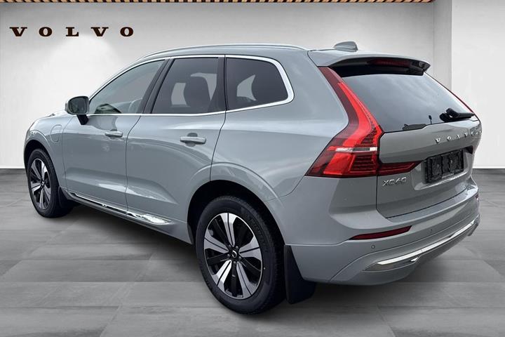 Grå Volvo XC60 fra 2024