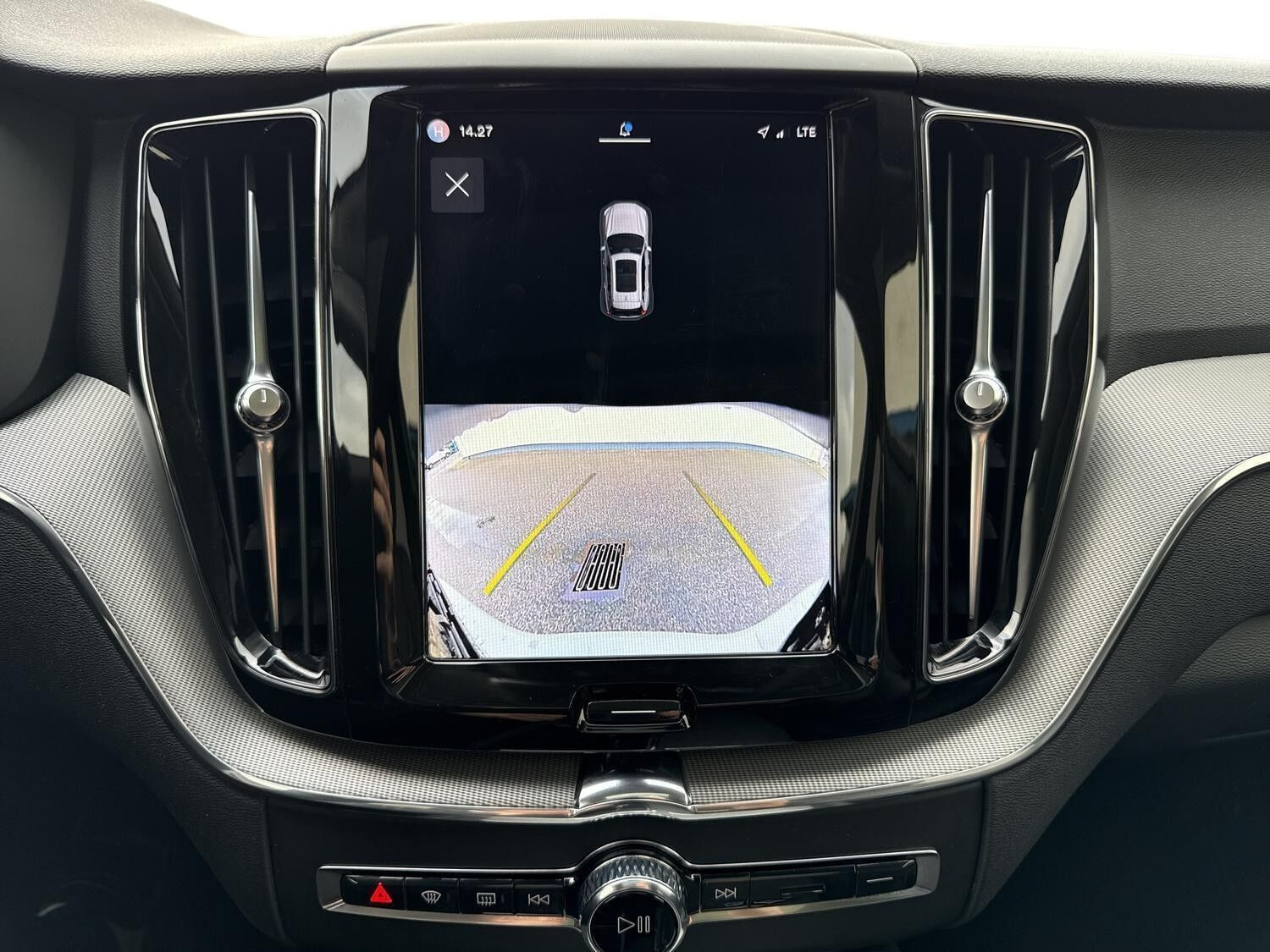 Grå Volvo XC60 fra 2024