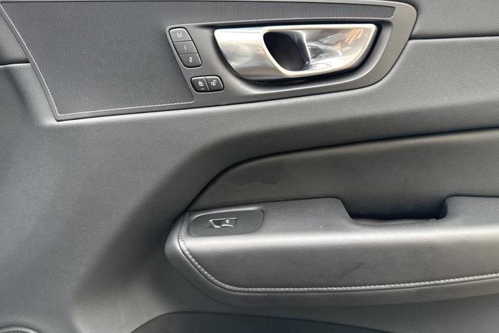 Grå Volvo XC60 fra 2024