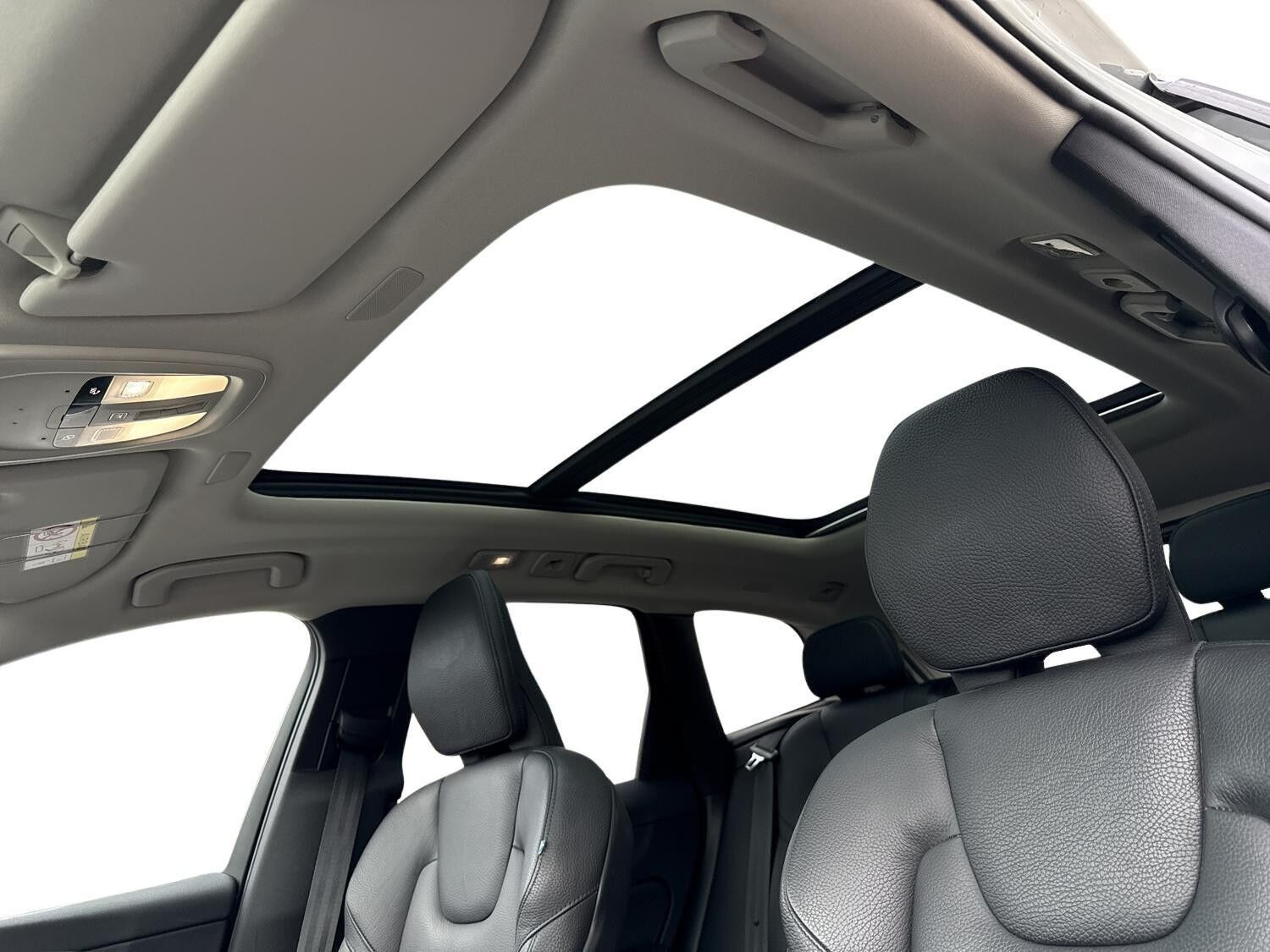 Grå Volvo XC60 fra 2024