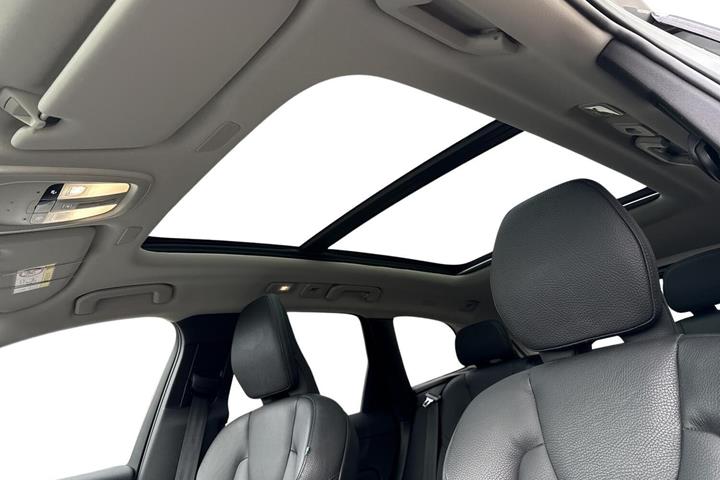 Grå Volvo XC60 fra 2024