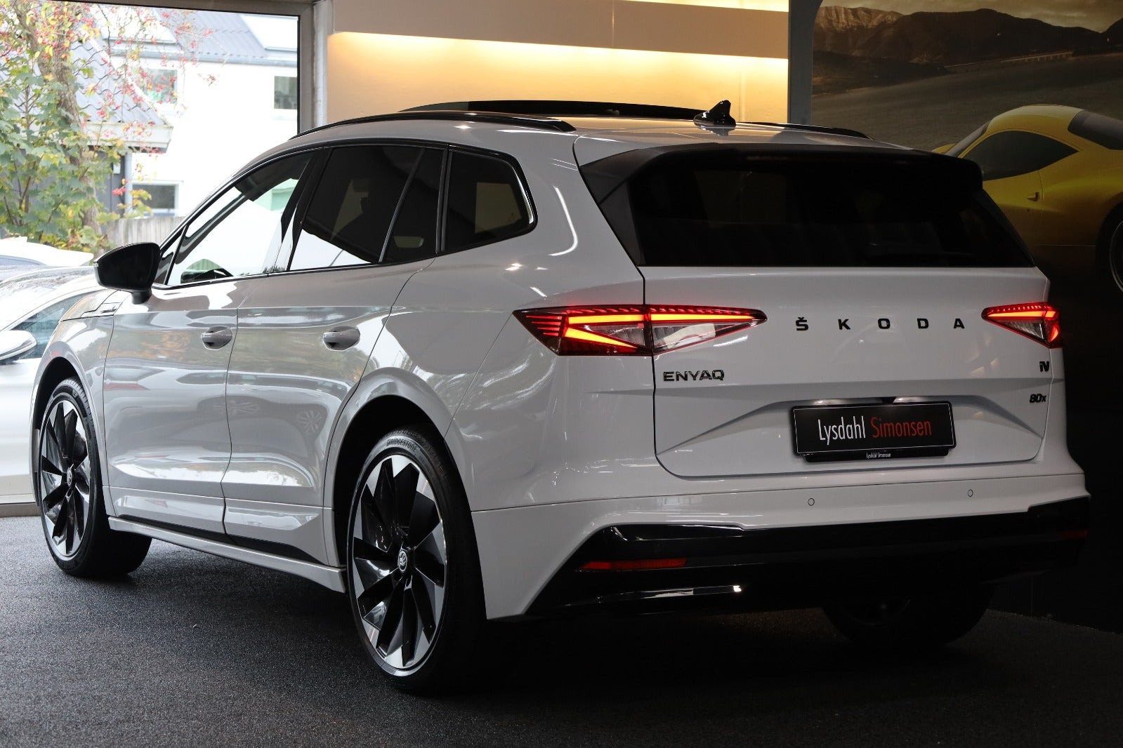 Hvid Skoda Enyaq fra 2023