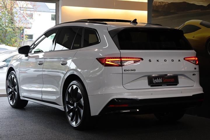Hvid Skoda Enyaq fra 2023