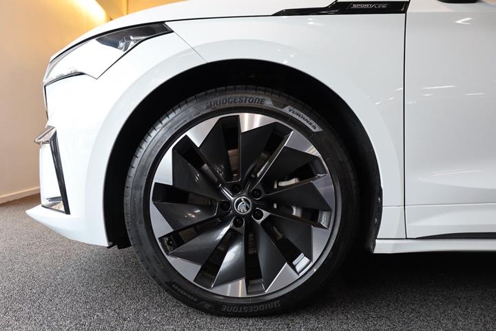 Hvid Skoda Enyaq fra 2023